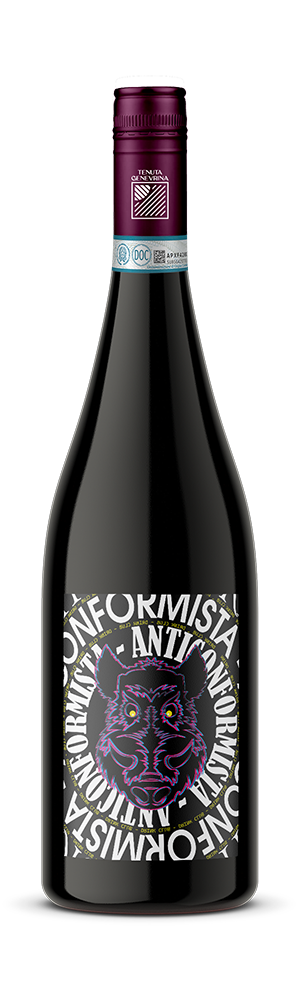 Bottiglia di Anticonformista, con un'etichetta audace che trasmette personalità e originalità.
